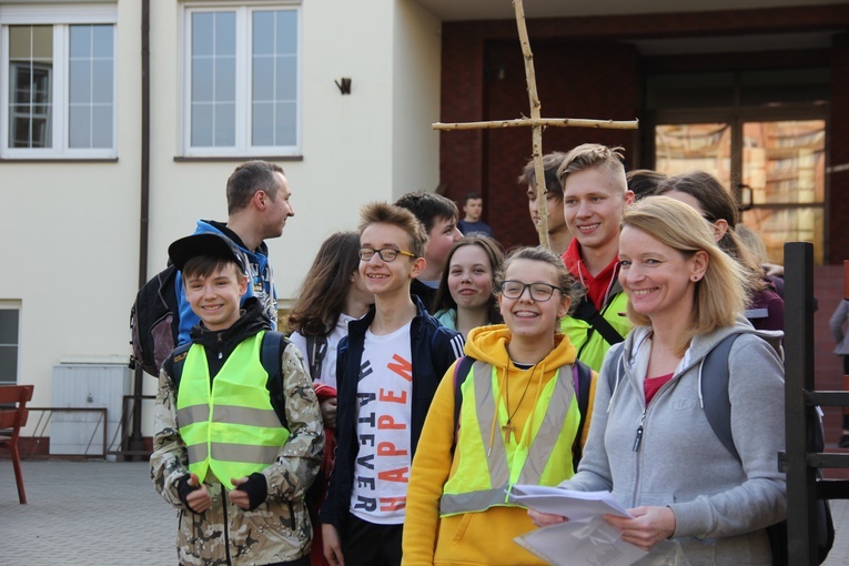 Uczniowie, nauczyciele i rodzice wędrowali w małych grupach. 