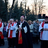 W Żyrardowie w Drodze Krzyżowej ulicami miasta uczestniczył biskup ordynariusz.