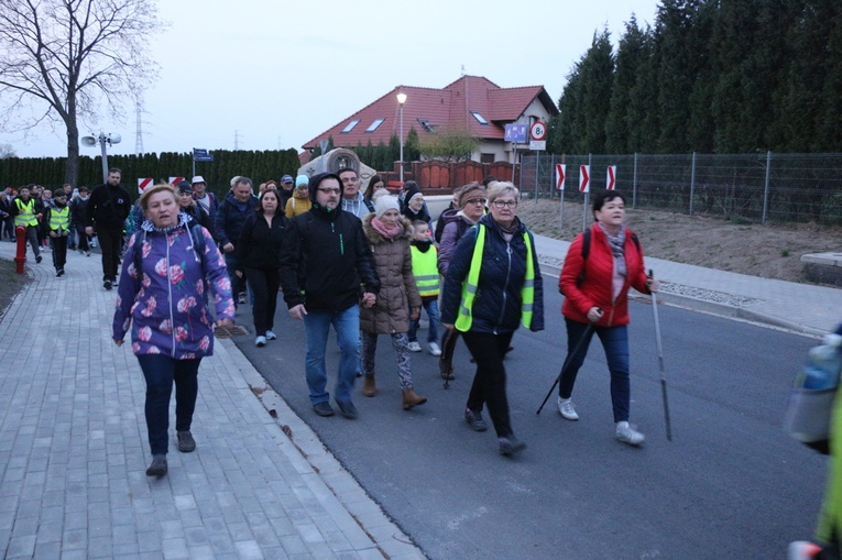 Nocna Piesza Pielgrzymka z Gniechowic do sanktuarium w Sulistrowiczkach