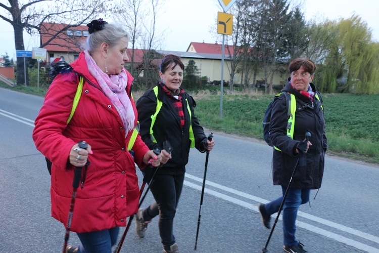 Nocna Piesza Pielgrzymka z Gniechowic do sanktuarium w Sulistrowiczkach