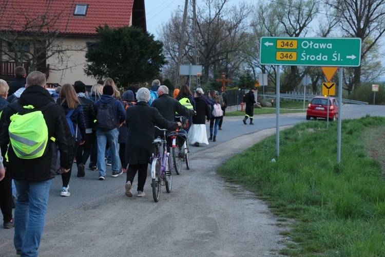 Nocna Piesza Pielgrzymka z Gniechowic do sanktuarium w Sulistrowiczkach