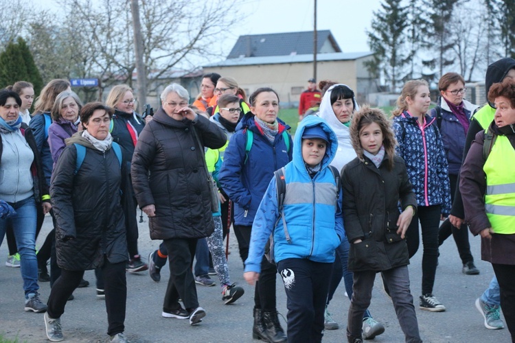 Nocna Piesza Pielgrzymka z Gniechowic do sanktuarium w Sulistrowiczkach