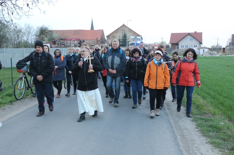 Nocna Piesza Pielgrzymka z Gniechowic do sanktuarium w Sulistrowiczkach