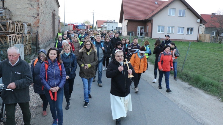 Nocna Piesza Pielgrzymka z Gniechowic do sanktuarium w Sulistrowiczkach