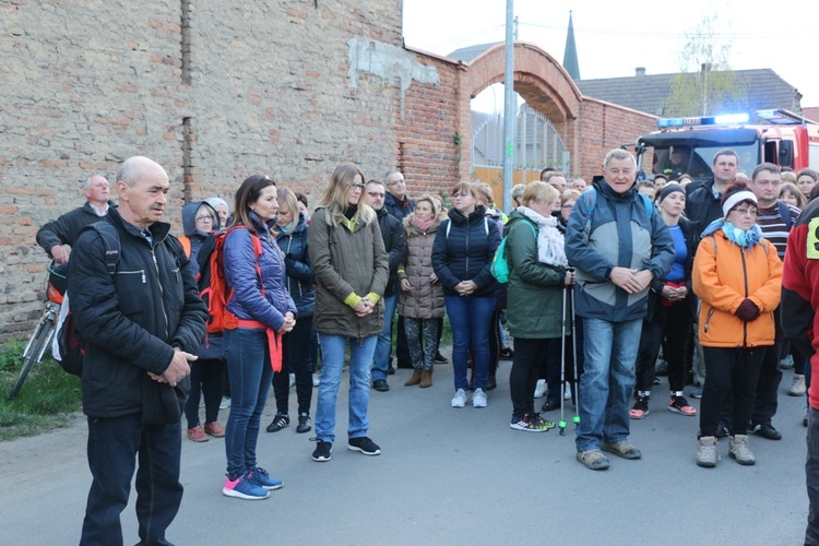 Nocna Piesza Pielgrzymka z Gniechowic do sanktuarium w Sulistrowiczkach