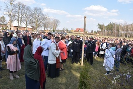 Nabożeństwo Drogi Krzyżowej jest na stałe wpisane w życie religijne parafii Święte Miejsce.