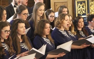 Koncert pieśni pasyjnych wykonał Chór Akademicki UTH w Radomiu.