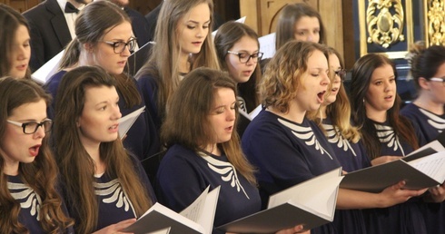 Koncert pieśni pasyjnych wykonał Chór Akademicki UTH w Radomiu.