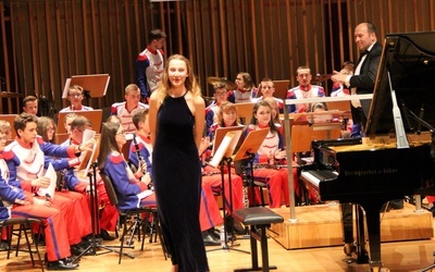 Orkiestrą Grandioso dyrygował Dariusz Krajewski. Na fortepianie zagrała Natalia Brandt.