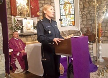▲	Podkom. Marzena Szwed z KWP w Katowicach podczas prelekcji w parafii.