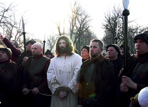 Kleryk grający Jezusa zdaje się pytać każdego z nas: „Naprawdę wierzysz?”.  Tysiące pątników chcą  być jak najbliżej Jezusa,  by spotkać się z Nim twarzą w twarz.