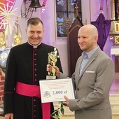Ksiądz kan. Dettlaff wręczył nagrodę metropolity sopockiemu zespołowi Continuo.