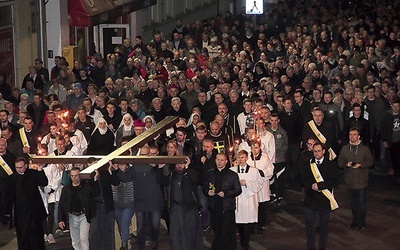 Nabożeństwo zgromadziło tłumy mieszczan. Zakończyło go błogosławieństwo biskupie na dziedzińcu kościoła pw. Ducha Świętego.