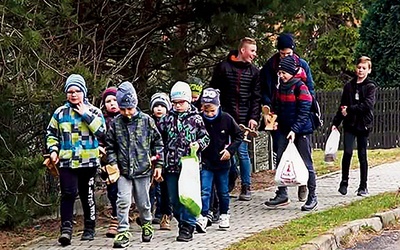 Tradycja przypomina dziś nieco kolędowanie, tyle że przed Wielkanocą i ze stukotem zamiast śpiewu.