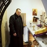 Ks. Marcin Kwoczała, proboszcz parafii w Kotach, w tzw. komorze grobowej.