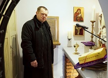 Ks. Marcin Kwoczała, proboszcz parafii w Kotach, w tzw. komorze grobowej.