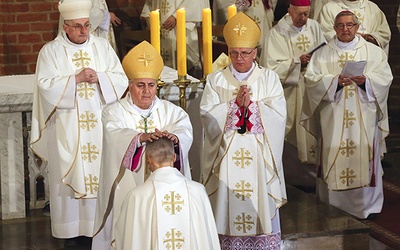 Najważniejszy moment konsekracji – nałożenie rąk przez braci w biskupstwie.