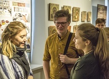 Studenci wykonują kopię wybranego obrazu ze zbiorów Muzeum Narodowego w Warszawie, z którym placówka  od początku współpracuje.