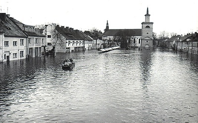 Najdłuższy rynek Europy pod wodą. Wieczorem 5 kwietnia 1979 r. poziom wody wynosił tu 160 cm.