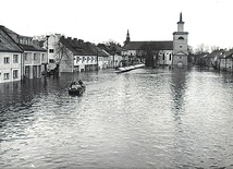 Najdłuższy rynek Europy pod wodą. Wieczorem 5 kwietnia 1979 r. poziom wody wynosił tu 160 cm.