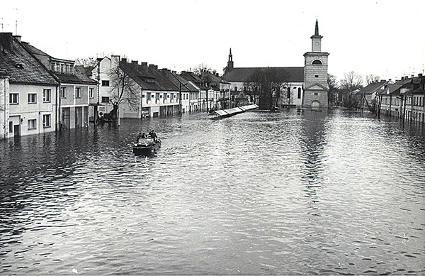 Najdłuższy rynek Europy pod wodą. Wieczorem 5 kwietnia 1979 r. poziom wody wynosił tu 160 cm.