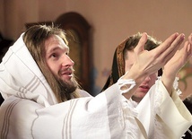Chrystus ze wzniesionymi dłońmi zgadza się z wolą Ojca  – tak interpretuje swoją grę ks. Mateusz Wilczyński.