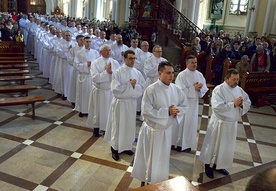 ▲	Świeccy szafarze Komunii Świętej wspierają księży, którzy w niedziele i święta nie mogą odwiedzać chorych w domach.