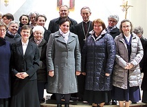 Siostry wspomożycielki przybyłe na jubileusz z biskupem i słopnickim proboszczem, ks. Janem Gniewkiem.