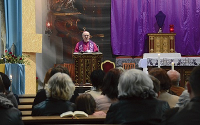 ▲	Biskup mówił o sensie i wartości sakramentu małżeństwa.