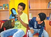 Młodzi przymierzają podarowane buty.