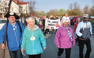 Pątnicy w pięciu kościołach odmawiają po dziesiątce Różańca (tajemnice światła).