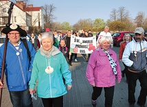 Pątnicy w pięciu kościołach odmawiają po dziesiątce Różańca (tajemnice światła).