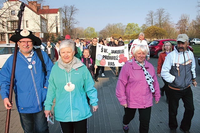 Pątnicy w pięciu kościołach odmawiają po dziesiątce Różańca (tajemnice światła).