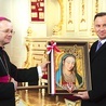 Biskup podarował prezydentowi Andrzejowi Dudzie obraz matki Bożej Cierpliwie Słuchającej.
