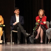 Od lewej - autorzy filmu "Auschwitz - w sieci dobra": Barbara Daczyńska, Jarosław Wilczak i Magdalena Plewa-Ould oraz Alojzy Klaja, jeden z jego bohaterów.