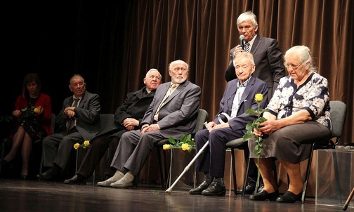 Bohaterowie filmu "Auschwitz - w sieci dobra" na scenie OCK.