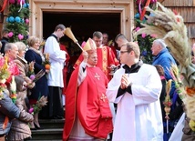 Przed Eucharystią bp Henryk Tomasik poświęci przyniesione przez wiernych palmy