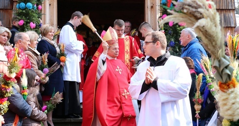 Przed Eucharystią bp Henryk Tomasik poświęci przyniesione przez wiernych palmy