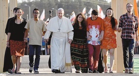 Franciszek do młodych: „Biegnijcie, pociągani przez to Oblicze, które adorujemy w świętej Eucharystii i rozpoznajemy w ciele cierpiącego brata. A kiedy dojdziecie tam, gdzie my jeszcze nie dotarliśmy, miejcie cierpliwość, żeby na nas zaczekać”.