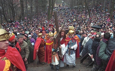 Misterium kalwaryjskie pozwala uczestniczyć w drodze, jaką przeszedł Jezus od Ogrójca na Golgotę.