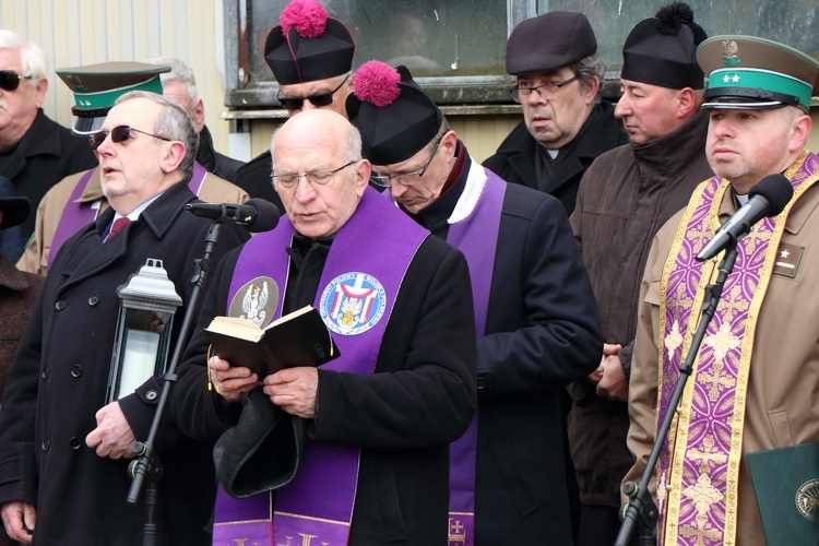 Apel pamięci ofiar katastrofy smoleńskiej na lotnisku Kętrzyn-Wilamowo