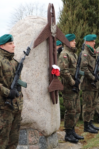 Apel pamięci ofiar katastrofy smoleńskiej na lotnisku Kętrzyn-Wilamowo