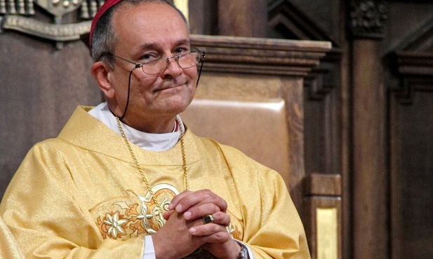 Bp Janocha w rocznicę katastrofy smoleńskiej: Wszyscy lecimy tym samolotem