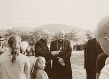 Ks. Franciszek Blachnicki z kardynałem Karolem Wojtyłą i oazowiczami