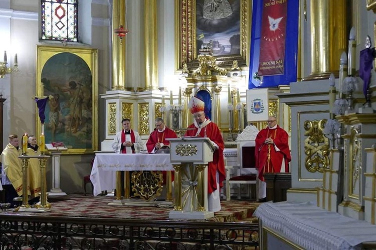 Abp Stanisław Budzik poświęcił w Kumowie sarkofag bp. Józefa M. Dzięcielskiego 