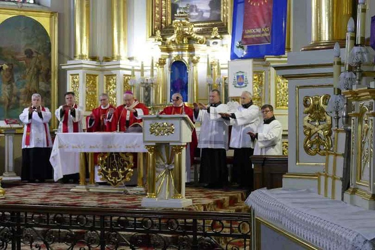 Abp Stanisław Budzik poświęcił w Kumowie sarkofag bp. Józefa M. Dzięcielskiego 