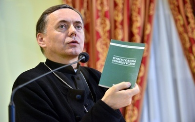 Biskup Adam Bałabuch w auli seminaryjnej.