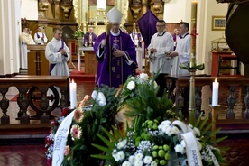 Liturgii pogrzebowej przewodniczył bp Ignacy Dec.