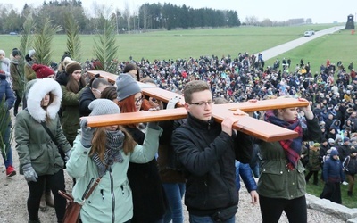 Krzyż nieśli młodzi ludzie.