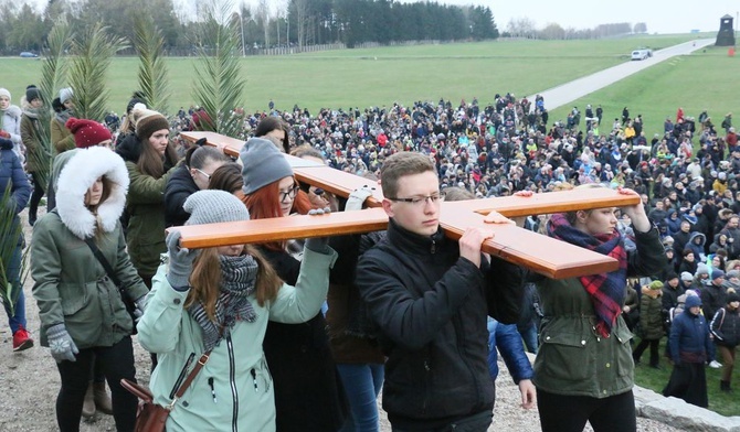 Krzyż nieśli młodzi ludzie.